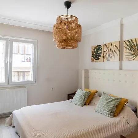Comfortable, Peaceful In Goeztepe Apartment