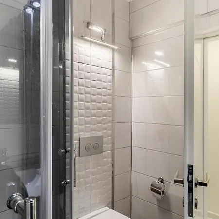 Comfortable, Peaceful In Goeztepe Apartment *