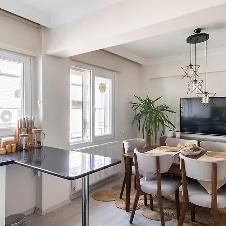 Comfortable, Peaceful In Goeztepe 이즈미르