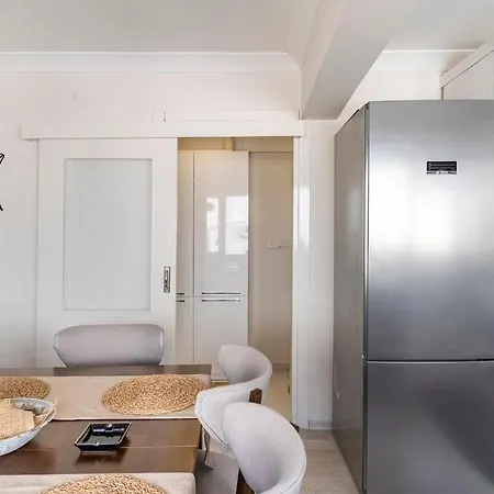 Comfortable, Peaceful In Goeztepe Apartment *
