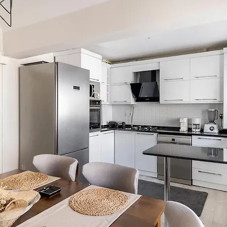 Comfortable, Peaceful In Goeztepe Apartment